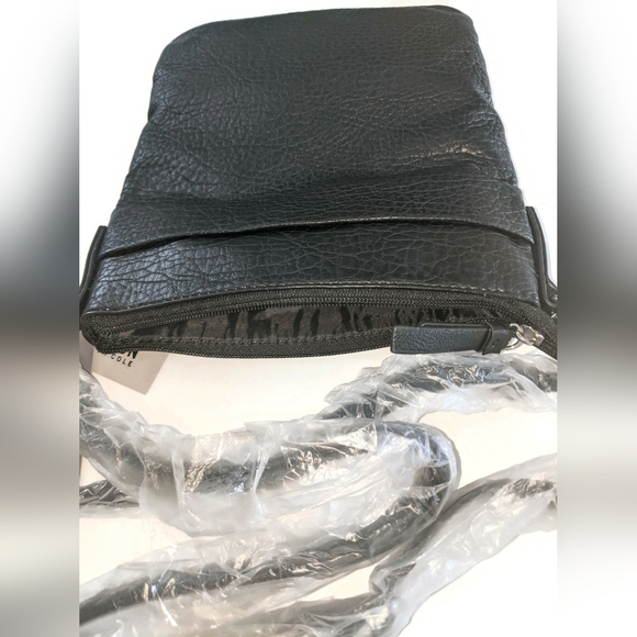 Kenneth Cole Black Crossbody Bag W/RFID - Picture 4 of 6